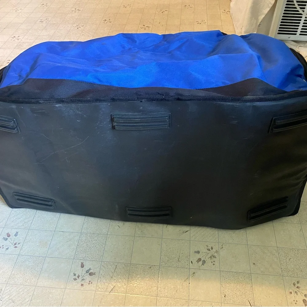 Rubbermaid Blue and Black Garment/Sports Bag with Durable Design